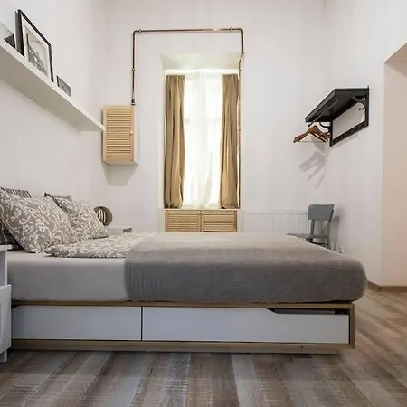 Apartment Elegant Garden Flat