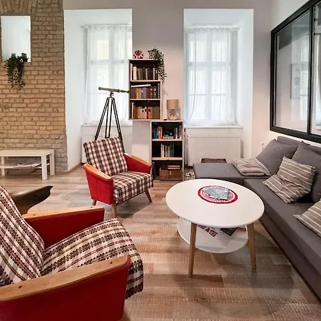 Apartment Elegant Garden Flat Budapest